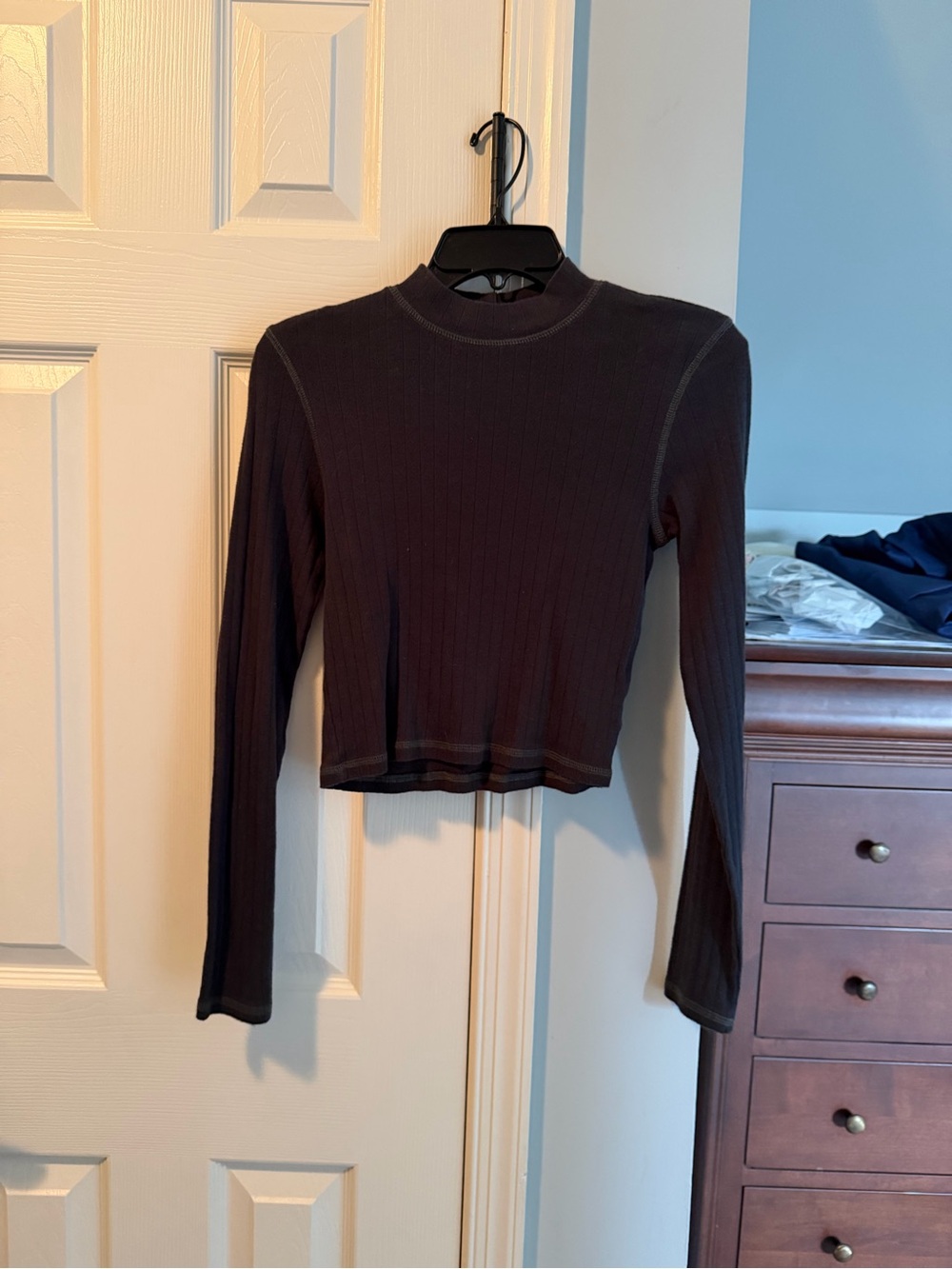 American Eagle Women’s Black Ribbed Long-Sleeve Crop Top